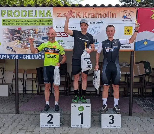 Tři ocenění závodníci na stupních vítězů Úhlava Tour 2026.