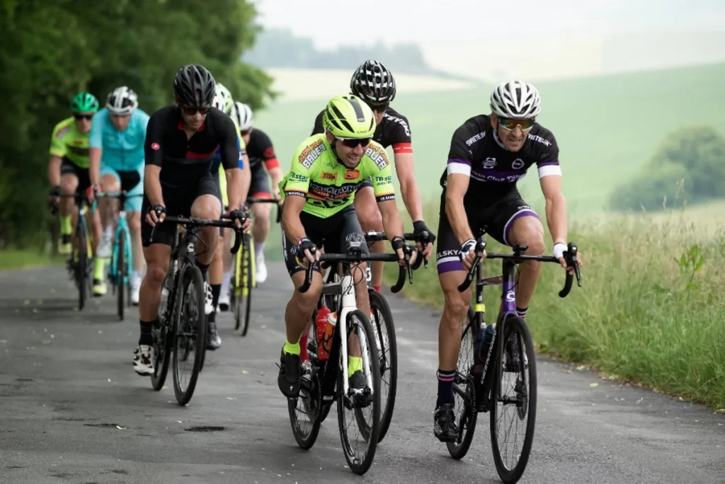 Skupina cyklistů během prvního ročníku závodu Úhlava Tour