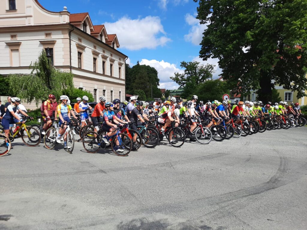 Závod Úhlava Tour 2025 – cyklisté na trati v Dolní Lukavici
